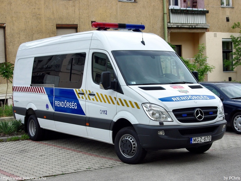 Mercedes-Benz Sprinter II 513 CDI, fotó: PChris
Keywords: rendőr rendőrautó rendőrség magyar Magyarország MGZ-670 hungarian Hungary police policecar