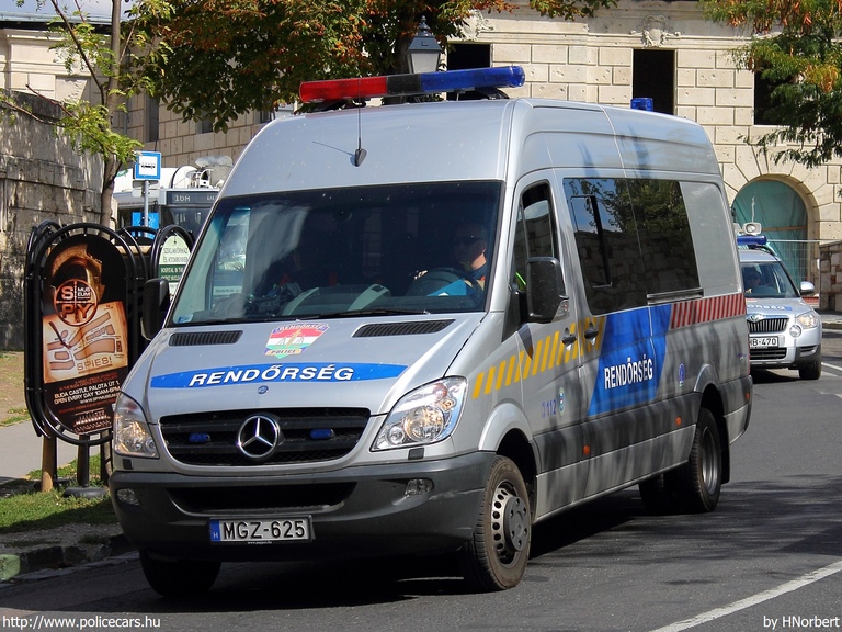 Mercedes-Benz Sprinter II 513 CDI, fotó: HNorbert
Keywords: rendőr rendőrautó rendőrség magyar Magyarország MGZ-625 hungarian Hungary police policecar