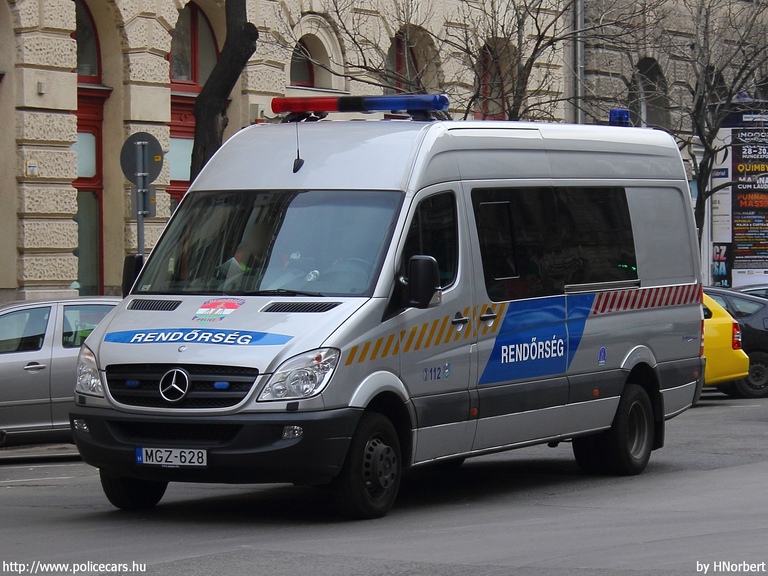 Mercedes-Benz Sprinter II 513 CDI, fotó: HNorbert
Keywords: rendőr rendőrautó rendőrség magyar Magyarország MGZ-628 hungarian Hungary police policecar