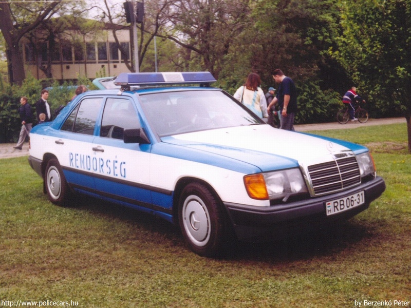 Mercedes-Benz E, fotó: Berzenkó Péter
Keywords: rendőrautó rendőrség rendőr magyar Magyarország RB06-31 hungarian Hungary police policecar