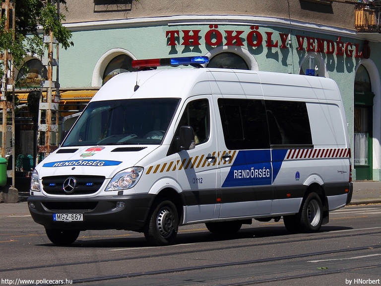 Mercedes-Benz Sprinter II 513 CDI, fotó: HNorbert
Keywords: rendőr rendőrautó rendőrség magyar Magyarország MGZ-667 hungarian Hungary police policecar