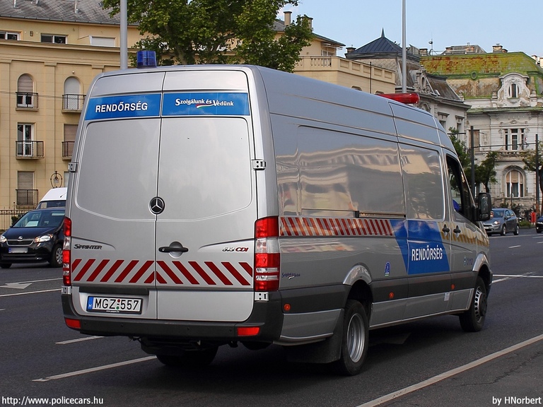 Mercedes-Benz Sprinter II 513 CDI, fotó: HNorbert
Keywords: rendőr rendőrautó rendőrség magyar Magyarország MGZ-557 hungarian Hungary police policecar