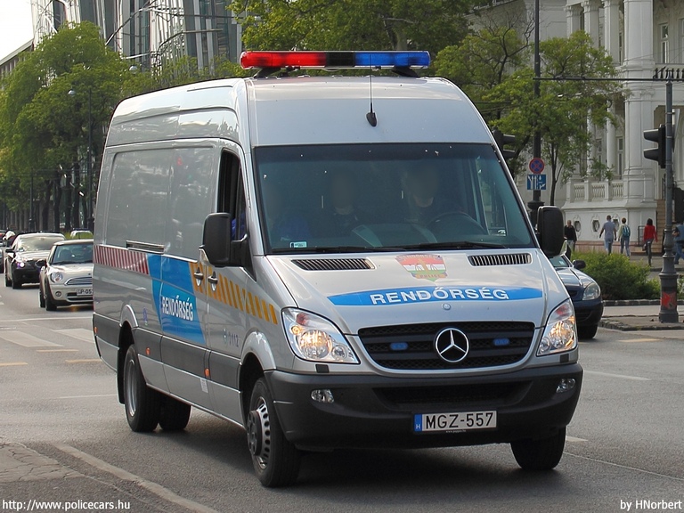 Mercedes-Benz Sprinter II 513 CDI, fotó: HNorbert
Keywords: rendőr rendőrautó rendőrség magyar Magyarország MGZ-557 hungarian Hungary police policecar