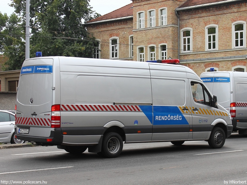Mercedes-Benz Sprinter II 513 CDI, fotó: HNorbert
Keywords: rendőr rendőrautó rendőrség magyar Magyarország MGZ-554 hungarian Hungary police policecar