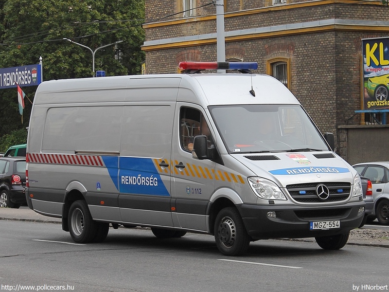 Mercedes-Benz Sprinter II 513 CDI, fotó: HNorbert
Keywords: rendőr rendőrautó rendőrség magyar Magyarország MGZ-554 hungarian Hungary police policecar