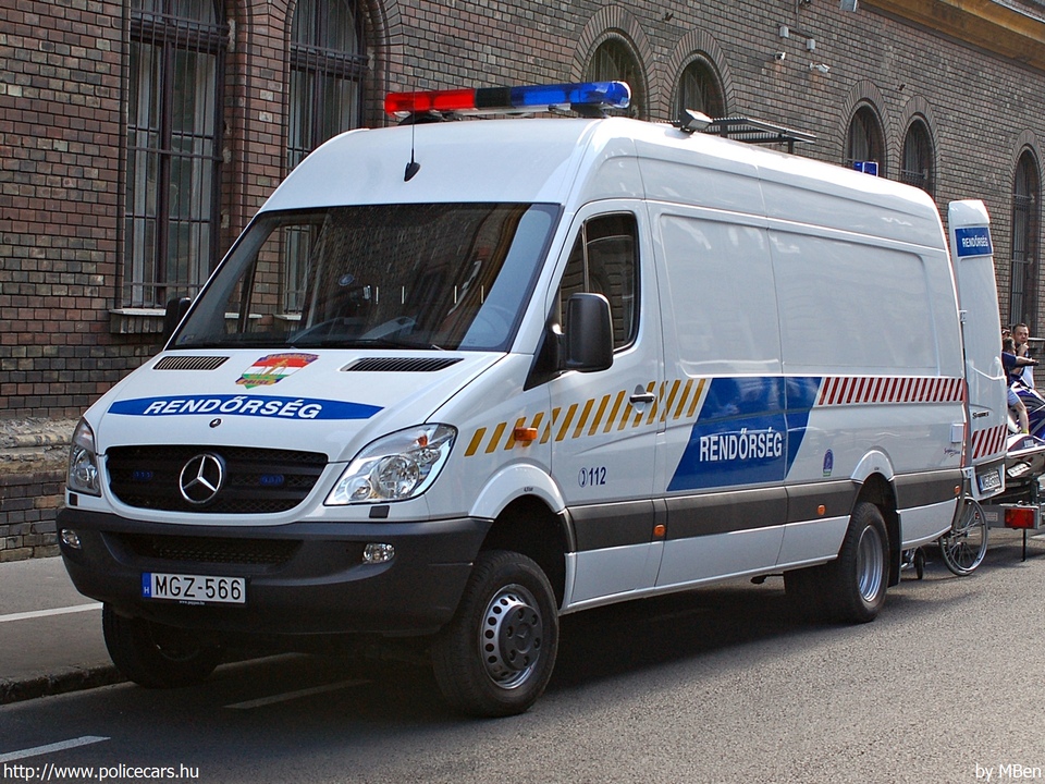 Mercedes-Benz Sprinter II 519 CDI 4x4, fotó: MBen
Keywords: rendőr rendőrautó rendőrség magyar Magyarország MGZ-566 hungarian Hungary police policecar