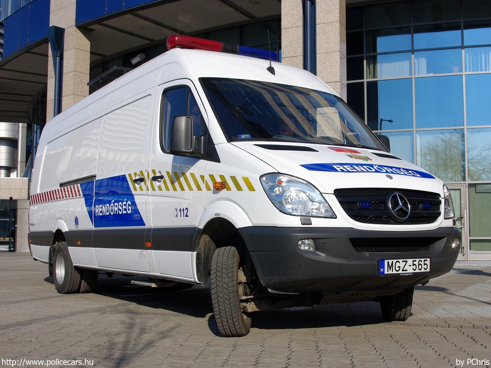 Mercedes-Benz Sprinter II 519 CDI 4x4, fotó: PChris
Keywords: rendőr rendőrautó rendőrség magyar Magyarország MGZ-565 hungarian Hungary police policecar