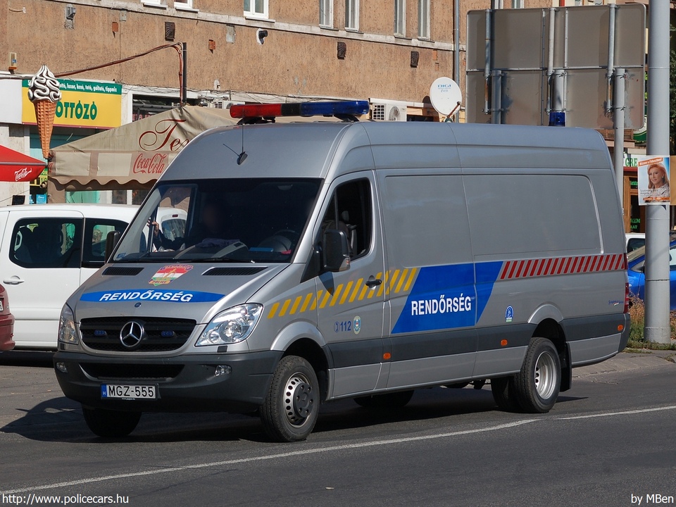 Mercedes-Benz Sprinter II 513 CDI, fotó: MBen
Keywords: rendőr rendőrautó rendőrség magyar Magyarország MGZ-555 hungarian Hungary police policecar