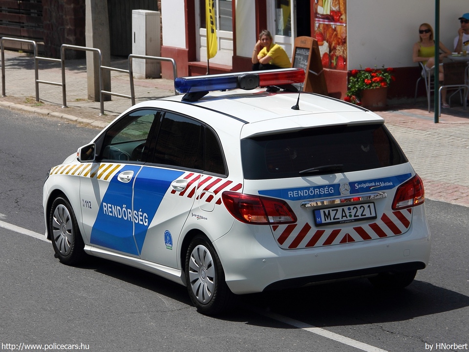 Mercedes-Benz B220 4Matic, fotó: HNorbert
Keywords: rendőr rendőrautó rendőrség magyar Magyarország MZA-221 hungarian Hungary police policecar