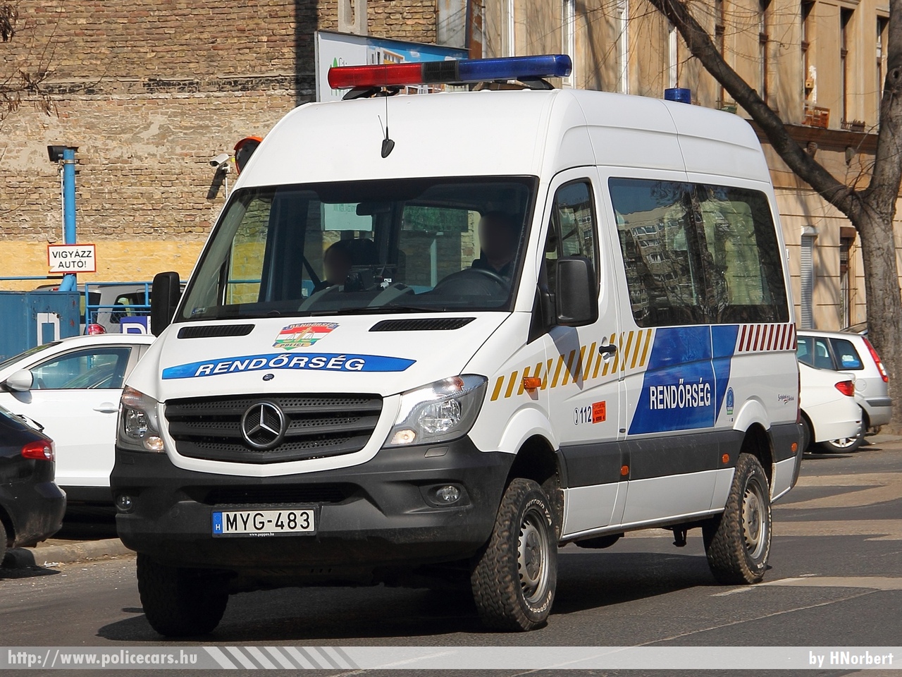 Mercedes-Benz Sprinter II facelift 313 BlueTEC 4x4, fotó: HNorbert
Keywords: rendőr rendőrautó rendőrség magyar Magyarország hungarian Hungary police policecar MYG-483