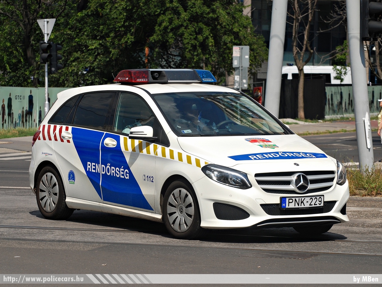 Mercedes-Benz B220 4Matic, fotó: MBen
Keywords: rendőr rendőrautó rendőrség magyar Magyarország Hungary hungarian police policecar PNK-229