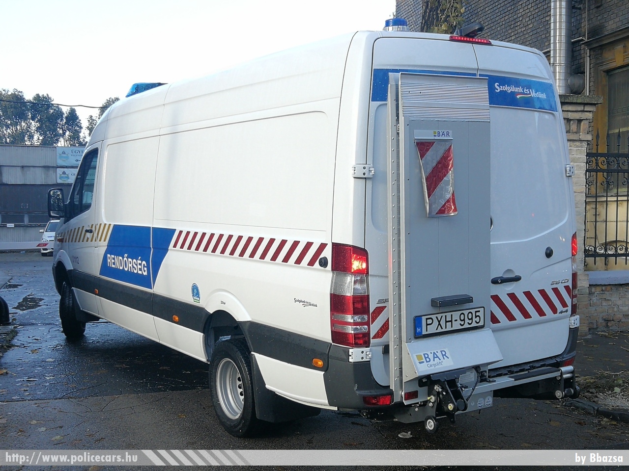 Mercedes-Benz Sprinter II facelift 516 CDI 4x4, fotó: Bbazsa
Keywords: rendőr rendőrautó rendőrség magyar Magyarország Hungary hungarian police policecar PXH-995