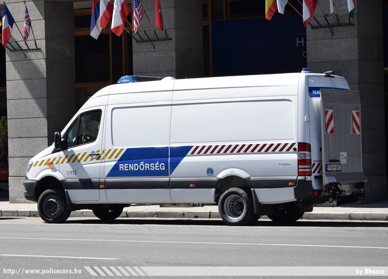 Mercedes-Benz Sprinter II facelift 516 CDI 4x4, fotó: Bbazsa
Keywords: rendőr rendőrautó rendőrség magyar Magyarország Hungary hungarian police policecar PXH-997