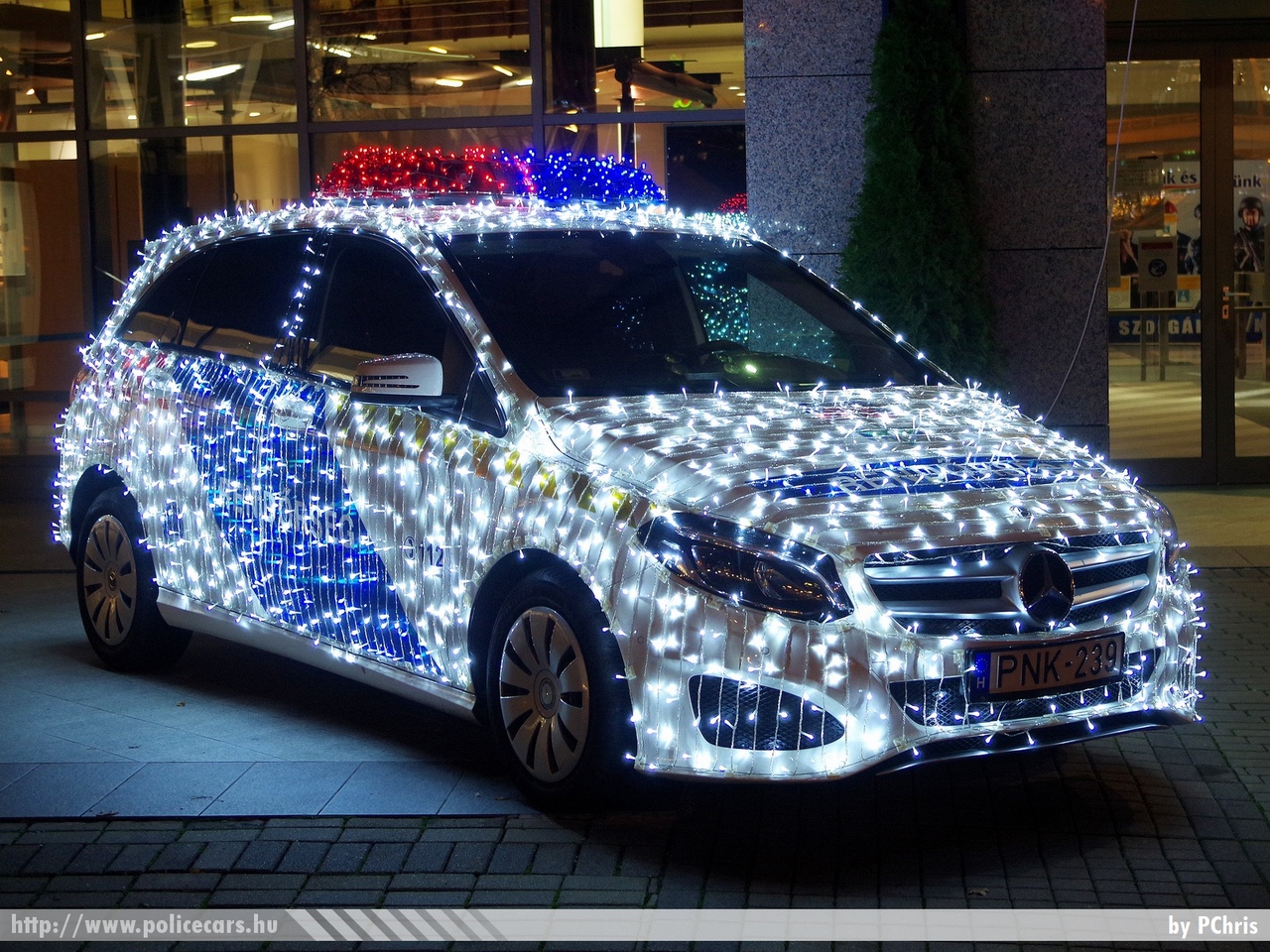 Mercedes-Benz B220 4Matic, fotó: PChris
Keywords: rendőr rendőrautó rendőrség magyar Magyarország hungarian Hungary police policecar PNK-239 fényrendőrautó