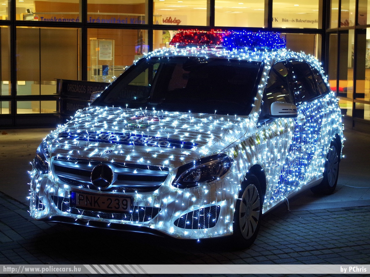 Mercedes-Benz B220 4Matic, fotó: PChris
Keywords: rendőr rendőrautó rendőrség magyar Magyarország hungarian Hungary police policecar PNK-239 fényrendőrautó