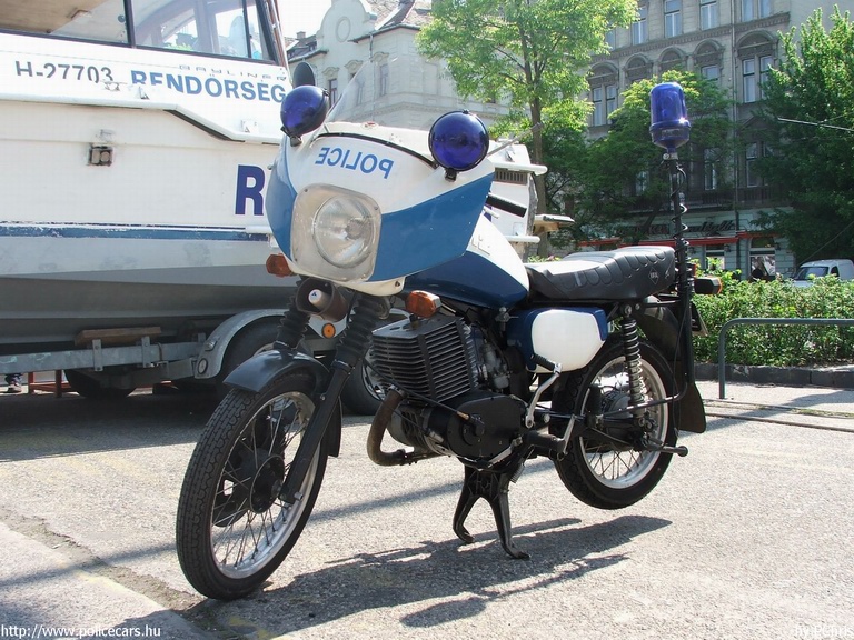 MZ ETZ 251, fotó: PChris
Keywords: rendőr rendőrmotor rendőrség magyar Magyarország RK64-20