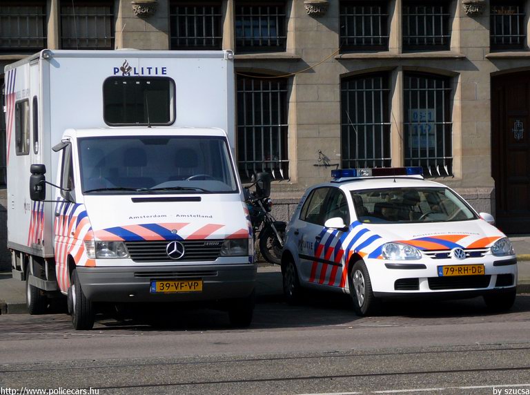 Mercedes Sprinter, VW Golf, fotó: szucsa
Keywords: rendőr rendőrautó rendőrség Hollandia holland Politie