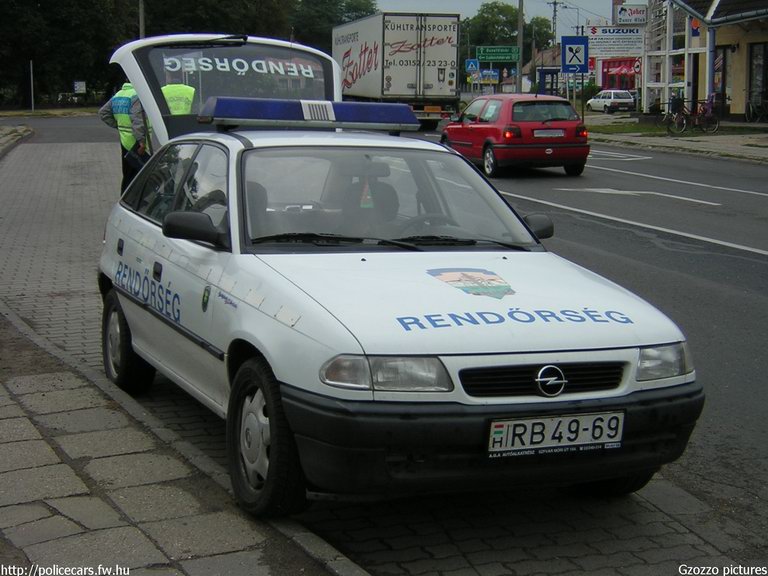 Opel Astra, fotó: Gzozzo pictures
Keywords: rendőrség rendőr rendőrautó magyar Magyarország RB49-69 police policecar hungarian Hungary