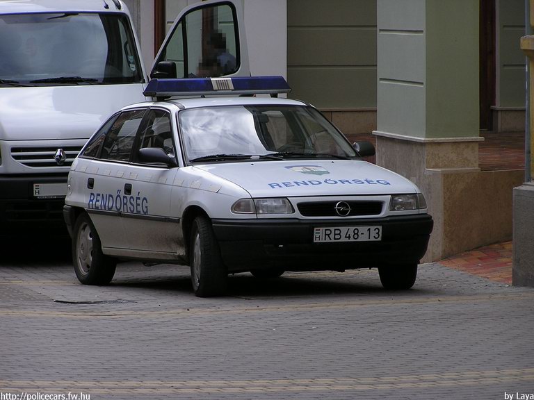 Opel Astra, fotó: Laya
Keywords: rendőrség rendőr rendőrautó magyar Magyarország RB48-13 police policecar hungarian Hungary