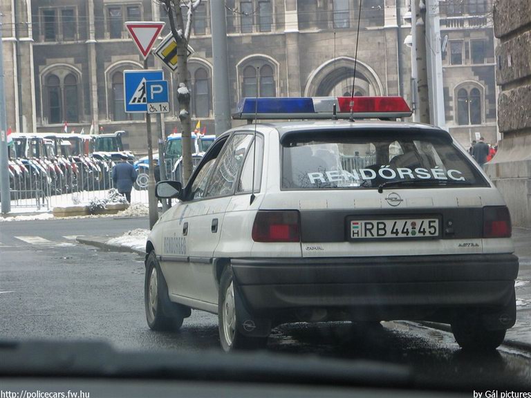 Opel Astra, fotó: Gál András
Keywords: rendőrség rendőr rendőrautó magyar Magyarország RB44-45 police policecar hungarian Hungary