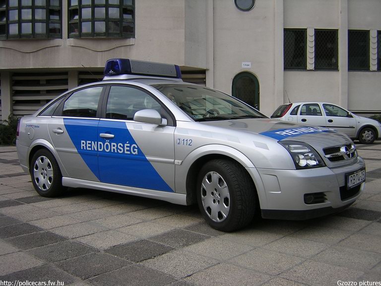 Opel Vectra, fotó: Gzozzo pictures
Keywords: rendőrség rendőr rendőrautó magyar Magyarország RB74-25 police policecar hungarian Hungary