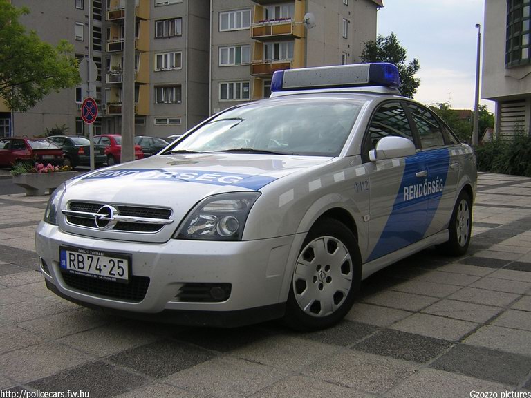 Opel Vectra, fotó: Gzozzo pictures
Keywords: rendőrség rendőr rendőrautó magyar Magyarország RB74-25 police policecar hungarian Hungary
