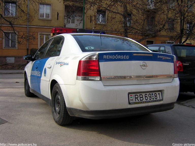 Opel Vectra, fotó: Gzozzo pictures
Keywords: rendőrség rendőr rendőrautó magyar Magyarország RB69-81 police policecar hungarian Hungary