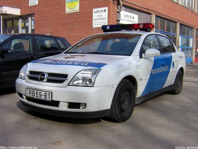 Opel Vectra, fotó: Gzozzo pictures
Keywords: rendőrség rendőr rendőrautó magyar Magyarország RB69-81 police policecar hungarian Hungary
