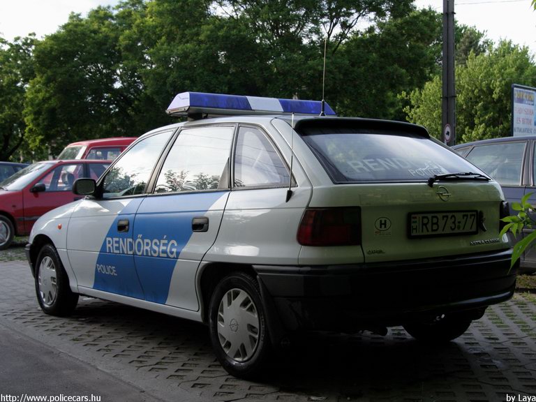 Opel Astra, fotó: Laya
Keywords: rendőrség rendőr rendőrautó magyar Magyarország RB73-77 police policecar hungarian Hungary