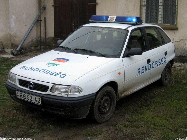 Opel Astra, fotó: tszabi
Keywords: rendőrség rendőr rendőrautó magyar Magyarország RB52-42 police policecar hungarian Hungary