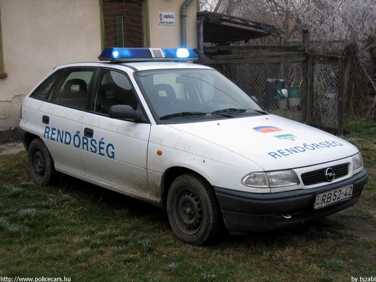 Opel Astra, fotó: tszabi
Keywords: rendőrség rendőr rendőrautó magyar Magyarország RB52-42 police policecar hungarian Hungary