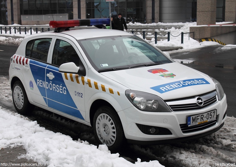 Opel Astra H, fotó: HNorbert
Keywords: rendőr rendőrautó rendőrség magyar Magyarország MFR-057 police policecar hungarian Hungary