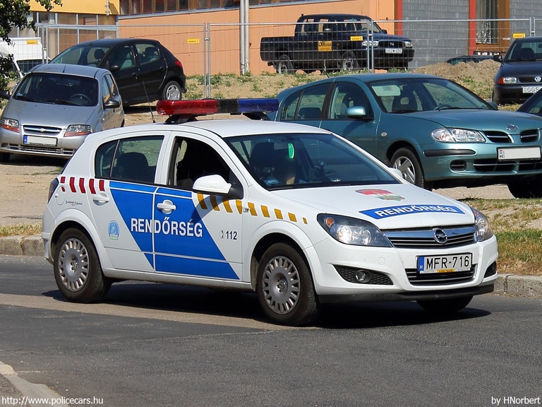 Opel Astra H, fotó: HNorbert
Keywords: rendőr rendőrautó rendőrség magyar Magyarország MFR-716 police policecar hungarian Hungary