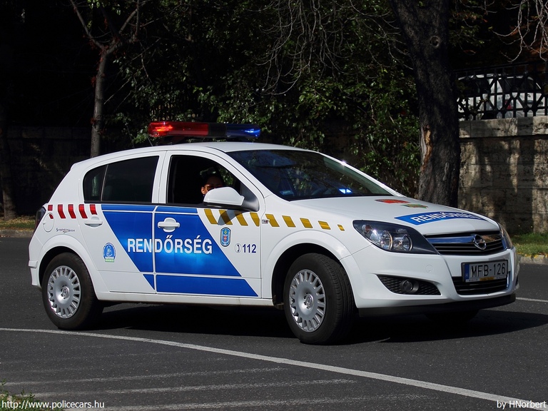 Opel Astra H, fotó: HNorbert
Keywords: rendőr rendőrautó rendőrség magyar Magyarország MFB-126 police policecar hungarian Hungary
