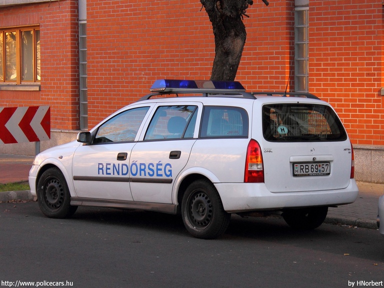 Opel Astra G, fotó: HNorbert
Keywords: rendőrautó rendőrség rendőr magyar Magyarország RB69-57 police policecar hungarian Hungary