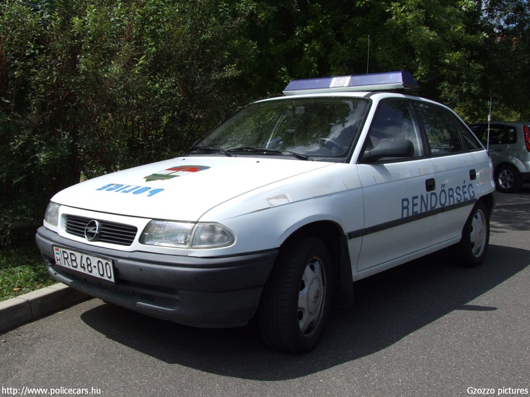 Opel Astra F, fotó: Gzozzo pictures
Keywords: rendőr rendőrautó rendőrség magyar Magyarország RB48-00 police policecar hungarian Hungary