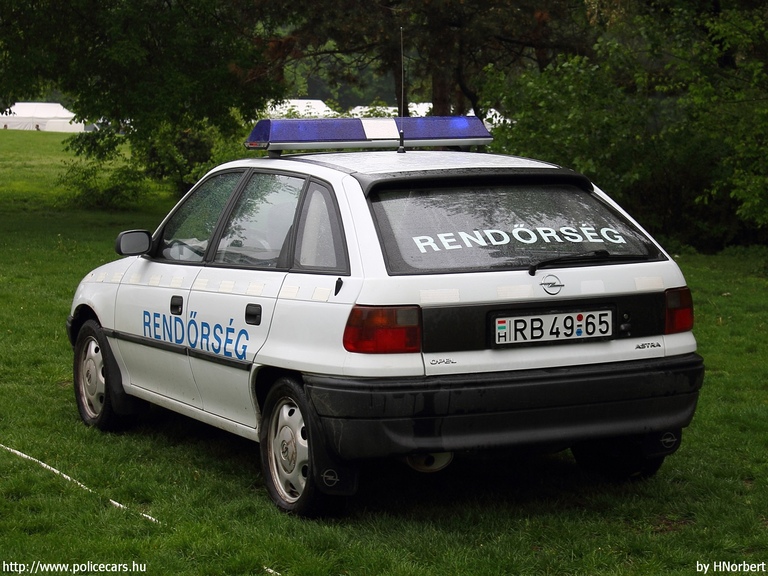 Opel Astra F, fotó: HNorbert
Keywords: rendőr rendőrautó rendőrség magyar Magyarország RB49-65 police policecar hungarian Hungary