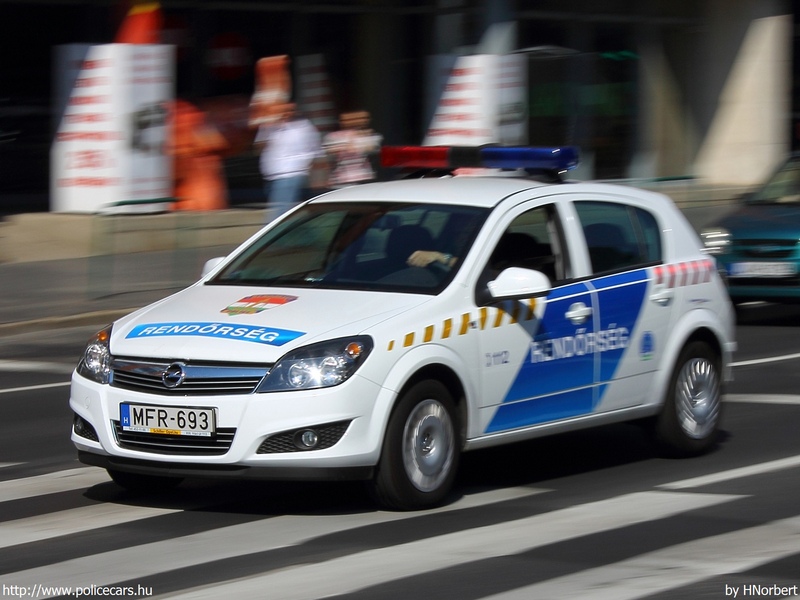 Opel Astra H, fotó: HNorbert
Keywords: rendőr rendőrautó rendőrség magyar Magyarország MFR-693 police policecar hungarian Hungary