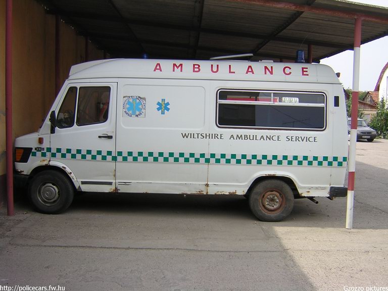 Mercedes, fotó: Gzozzo pictures
Keywords: román Románia mentő mentőautó