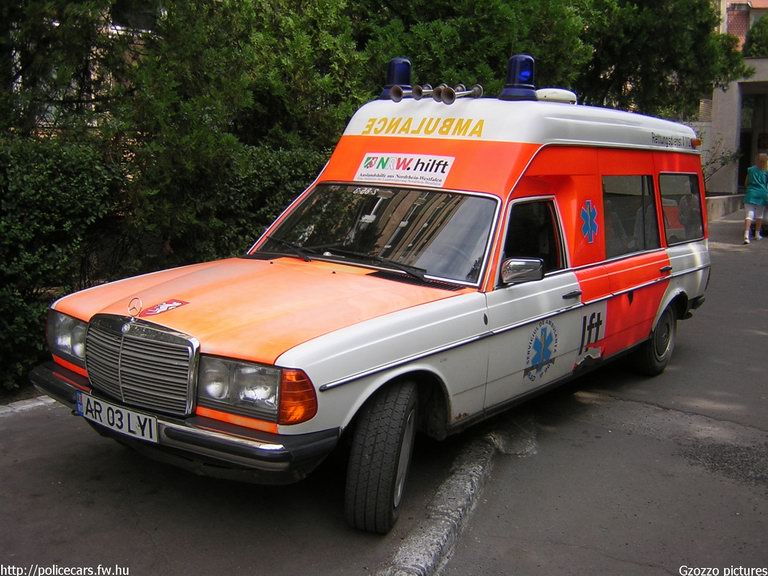 Mercedes, fotó: Gzozzo pictures
Keywords: román Románia mentő mentőautó
