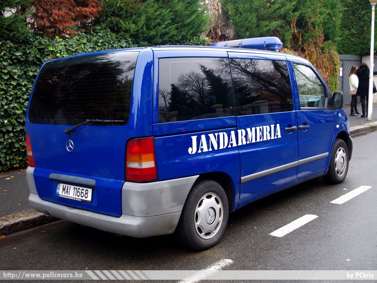 Mercedes Vito 110CDI, fotó: PChris
Keywords: jandarmeria rendőr rendőrautó rendőrség román Románia csendőrség 