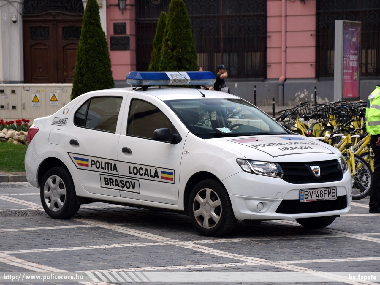 Dacia Logan, fotó: fepete
Keywords: román Románia rendőr rendőrautó rendőrség police policecar Romanian