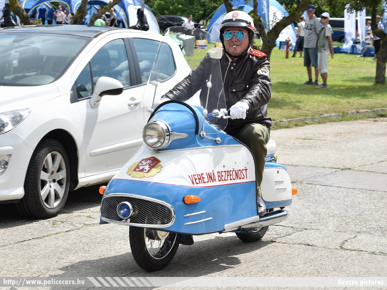 Jawa 350/354 Kyvacka, Verejna Bezpecnost (csehszlovák rendõrség), fotó: Gzozzo pictures
Keywords: szlovák Szlovákia rendőr rendőrmotor rendőrség policemotocycle policebike Slovakia slovakian Csehszlovákia Czechoslovak