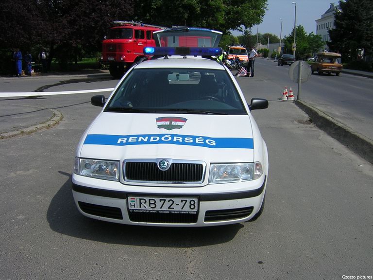 Skoda Octavia, fotó: Gzozzo pictures

Keywords: rendőrautó rendőrség rendőr magyar Magyarország RB72-78 Hungary hungarian police policecar
