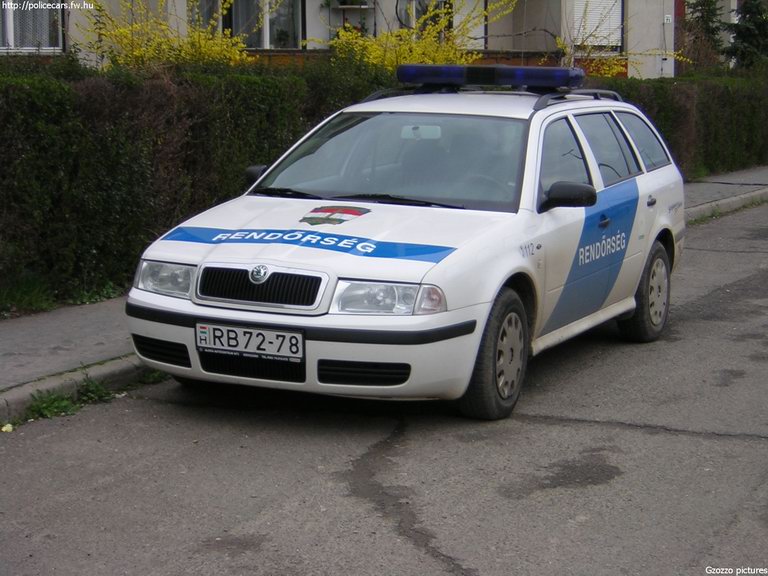 Skoda Octavia, fotó: Gzozzo pictures

Keywords: rendőrautó rendőrség rendőr magyar Magyarország RB72-78 Hungary hungarian police policecar