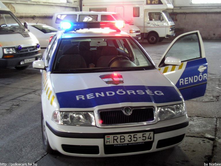 Skoda Octavia, fotó: Norbee
Keywords: rendőrautó rendőrség rendőr magyar Magyarország RB35-54 Hungary hungarian police policecar