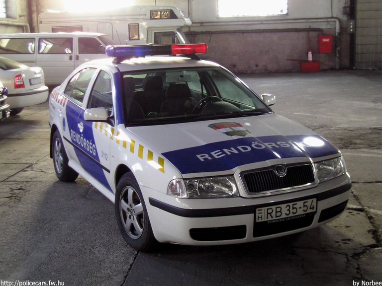 Skoda Octavia, fotó: Norbee
Keywords: rendőrautó rendőrség rendőr magyar Magyarország RB35-54 Hungary hungarian police policecar