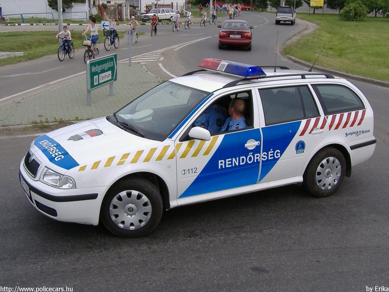 Skoda Octavia, fotó: Erika
Keywords: rendőrautó rendőrség rendőr magyar Magyarország Hungary hungarian police policecar