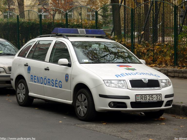 Skoda Fabia, fotó: dénes
Keywords: rendőrautó rendőrség rendőr magyar Magyarország RB25-32 Hungary hungarian police policecar