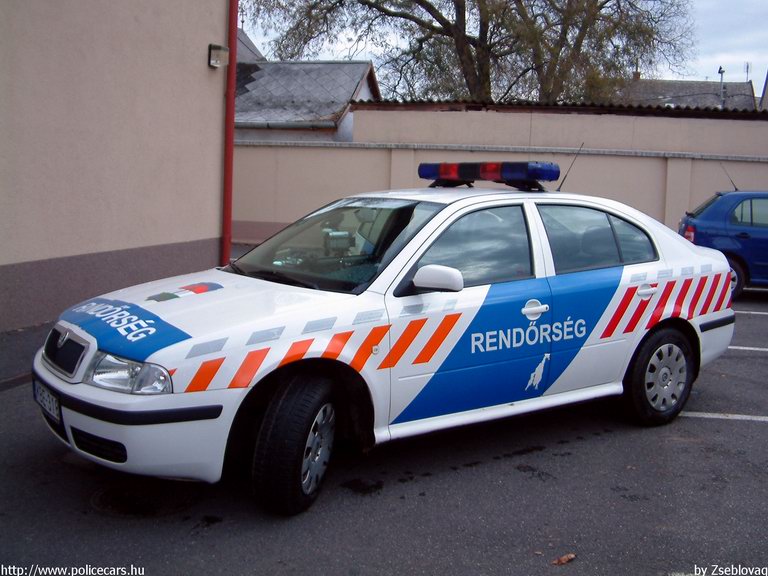 Skoda Octavia, fotó: Zseblovag
Keywords: rendőrautó rendőrség rendőr magyar Magyarország KBE-318 Hungary hungarian police policecar